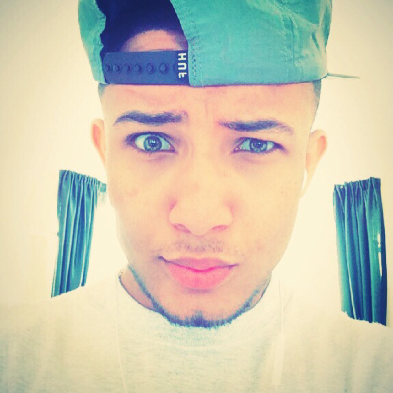 Don't follow this account please follow @AkiaJonesOffic this is a free follow from him! Thankyou! X