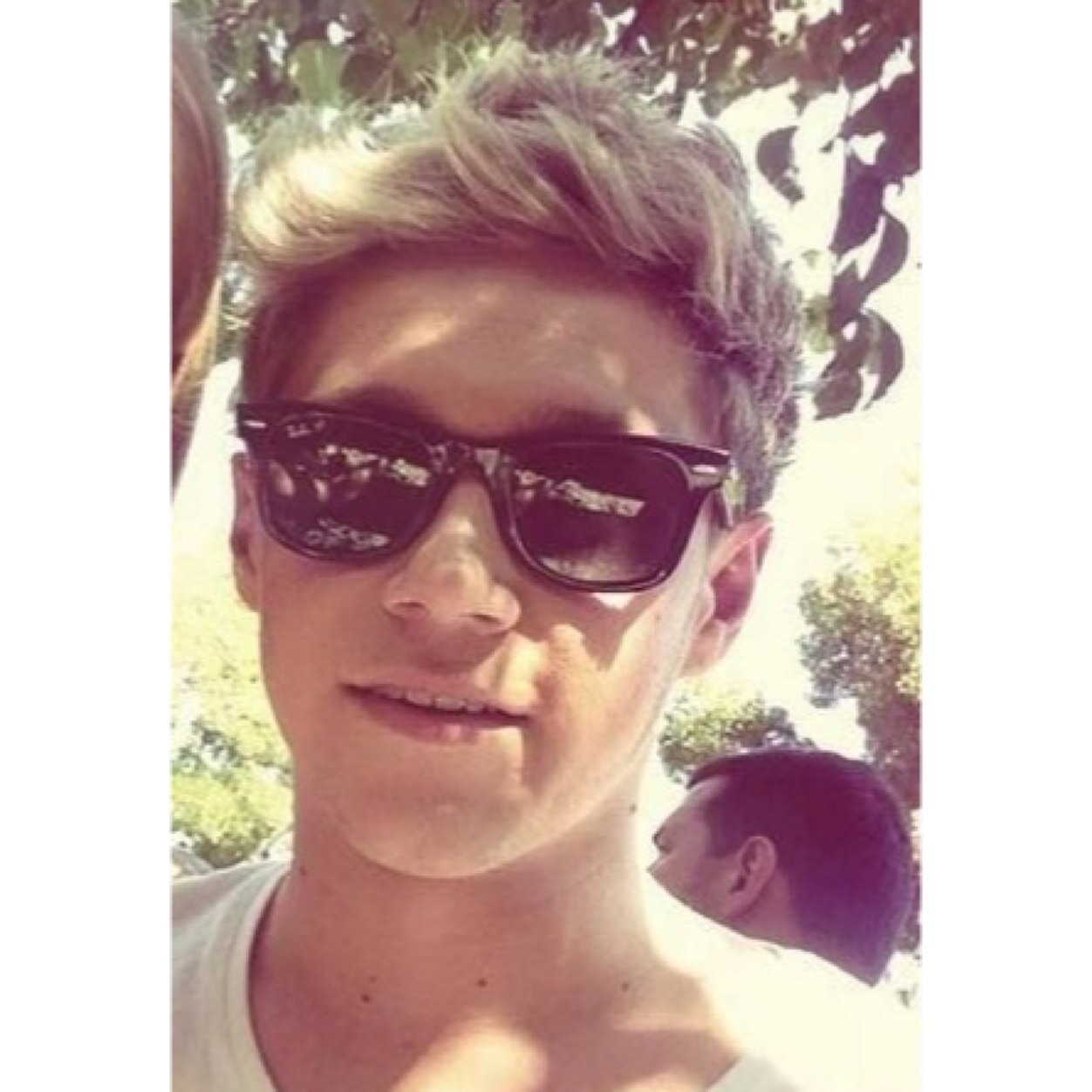PLS FOLLOW @NiallzGalaxy SHE FOLLOWS BACK ALLL