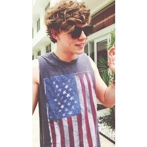 Hey sunshine, Ashton is gunna follow you someday i know it bc he loves you!! x But hi or hey, lets be friends - @luffnxLuke