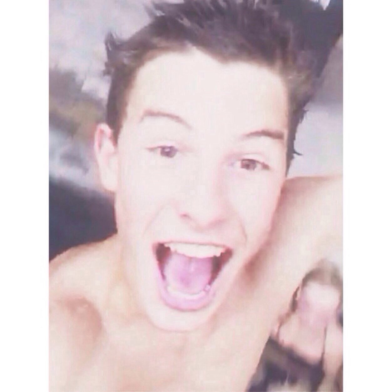 don't follow me, go follow @gimmemendes because she just gave you a free follow!☺️