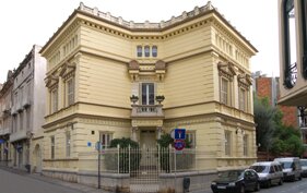 El Hotel se encuentra en un edificio de 1883 en el centro de Sitges a tan sólo 2 min a pie de la estación y 5 minutos a pie de la playa.