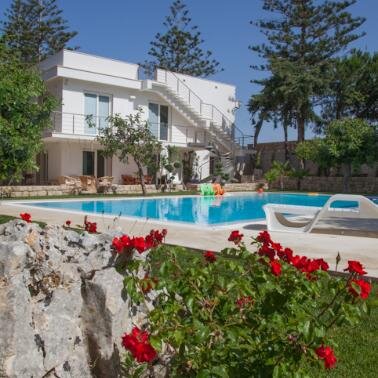 GIARDINOCARRUBI's profile picture. Villetta con giardino, area bbq, piscina a sfioro 6x12 con acqua salata riscaldata a pochi passi dalla spiaggia di Donnalucata in Sicilia  +39 331 638 2147