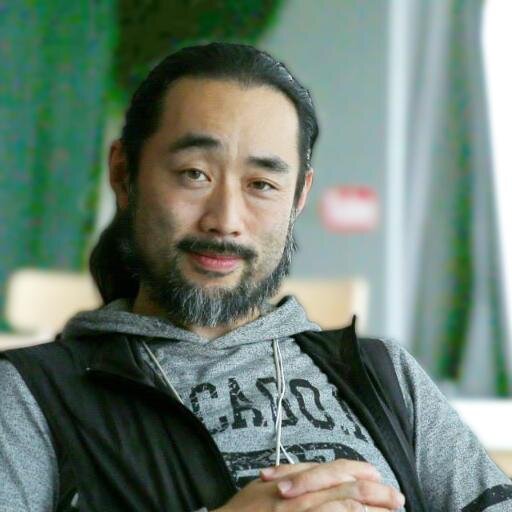 自分放送局開局請負人 桜木武士 19歳から主にTVCMや教育コンテンツの映像美術スタッフとしてTV業界等メディアで活躍。2006年YouTubeの利用価値にいち早く気付き動画配信を開始。テレビ業界での30年を超える知識と経験、発足当初からのYouTubeコンテンツパートーナーとしての知識と経験を併せ持つ。