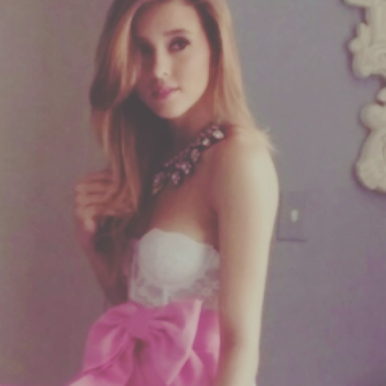 hola, no me sigas aqui, sigueme en @stuckmyidxl gracias :)