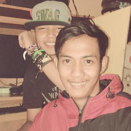 gue suka maen motor bukan berarti gue anak racing ! 
tapi gue maen motor , berdasarkan gue hobi maen motor (y) NO BACOT