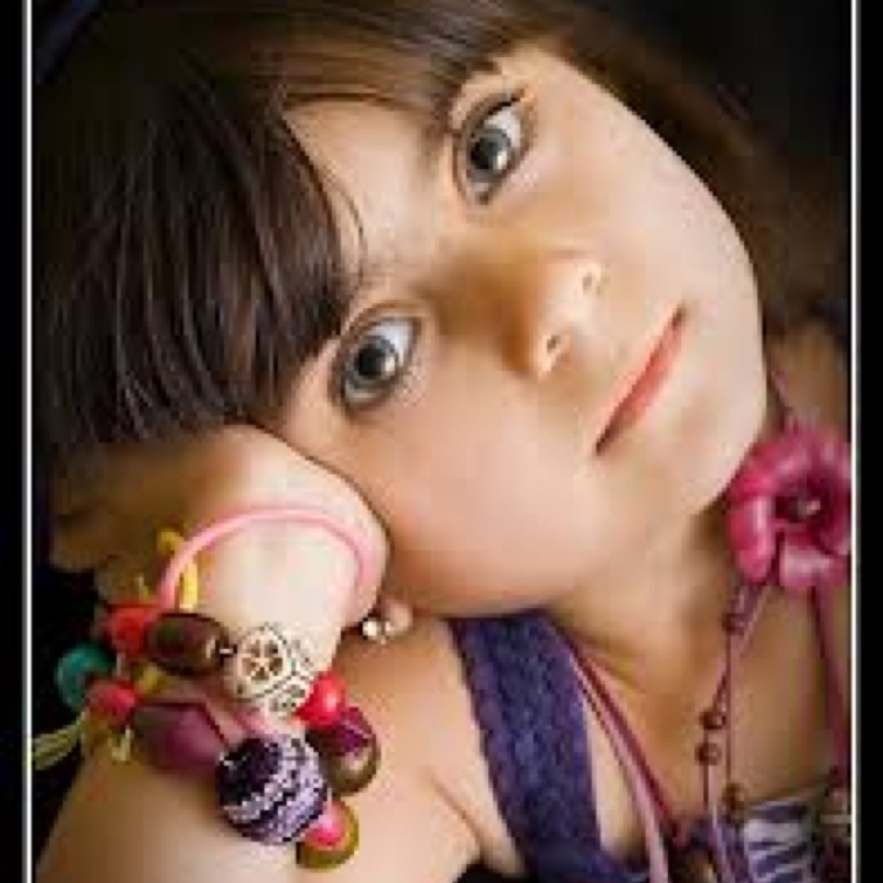 عشرينيه عالقه بين الطفوله والنضج تاره طفله تشاغب وتاره انثى رزينه