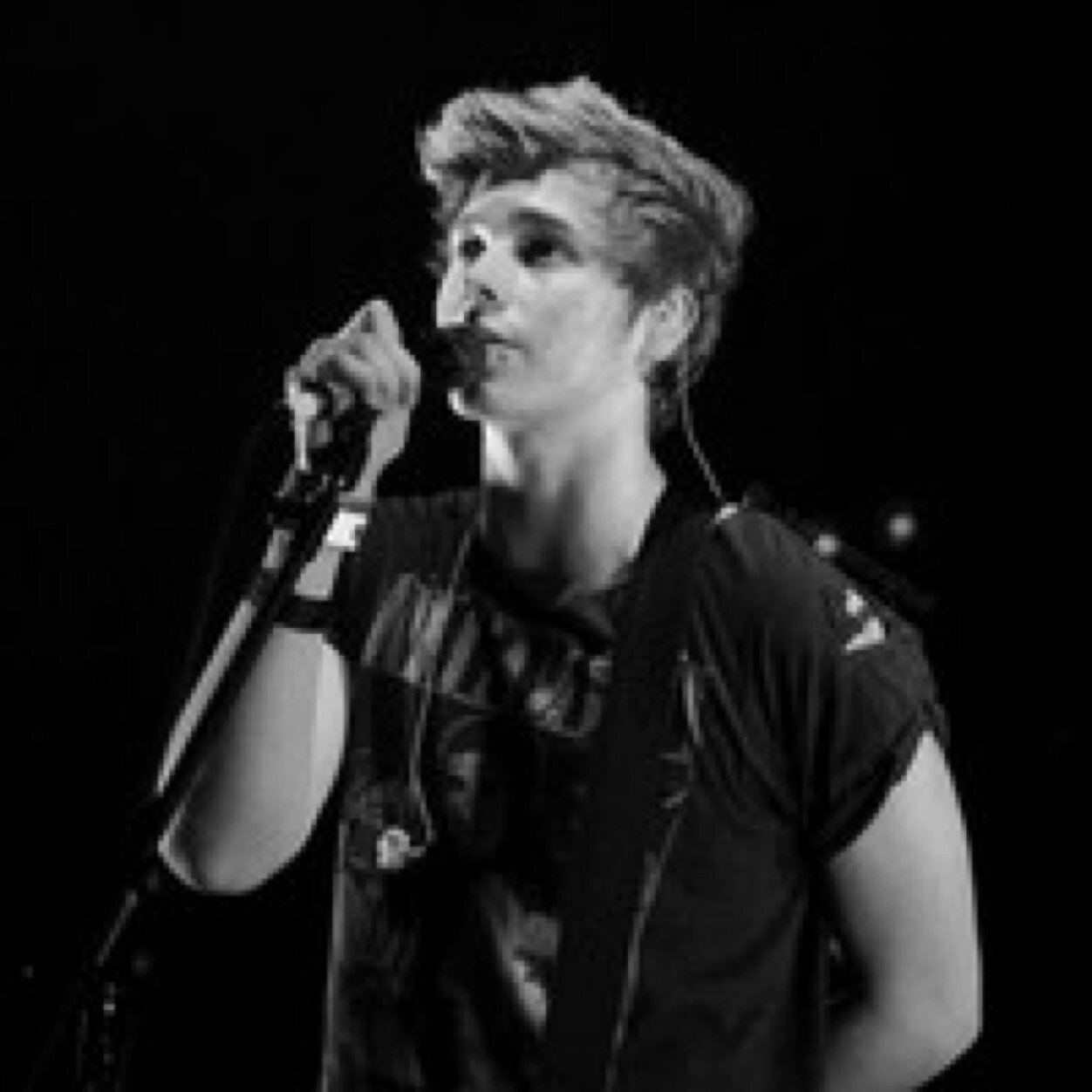 Hi babe you just got a free follow. You can follow me on @derphemmoo, I follow back. ily x :)
