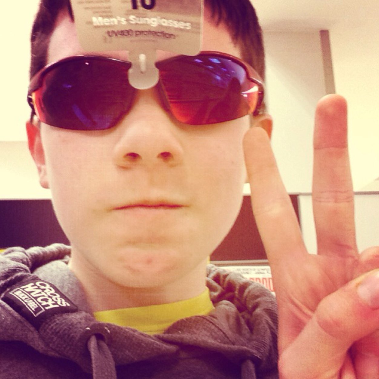 Follow me! Mostly interested and follow youtubers, snipers and eSports releated stuff :} #GreenWall