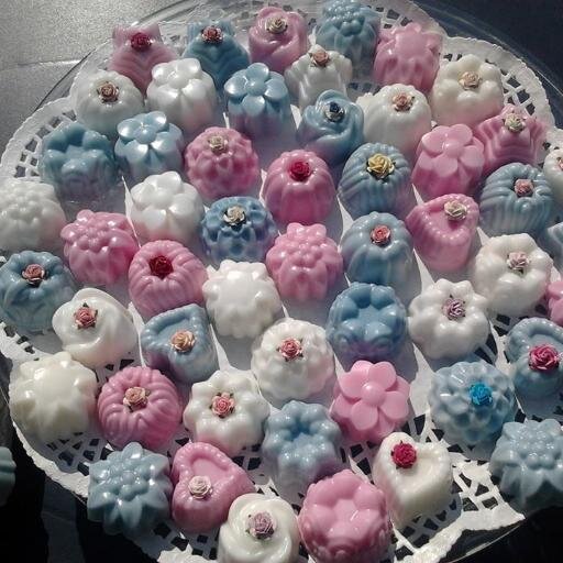 Ik maak zeepcreaties. Van puddingen tot petit fours, paardezeepjes etc. Ook voor workshops. 
http://t.co/E6vv5NDKzO