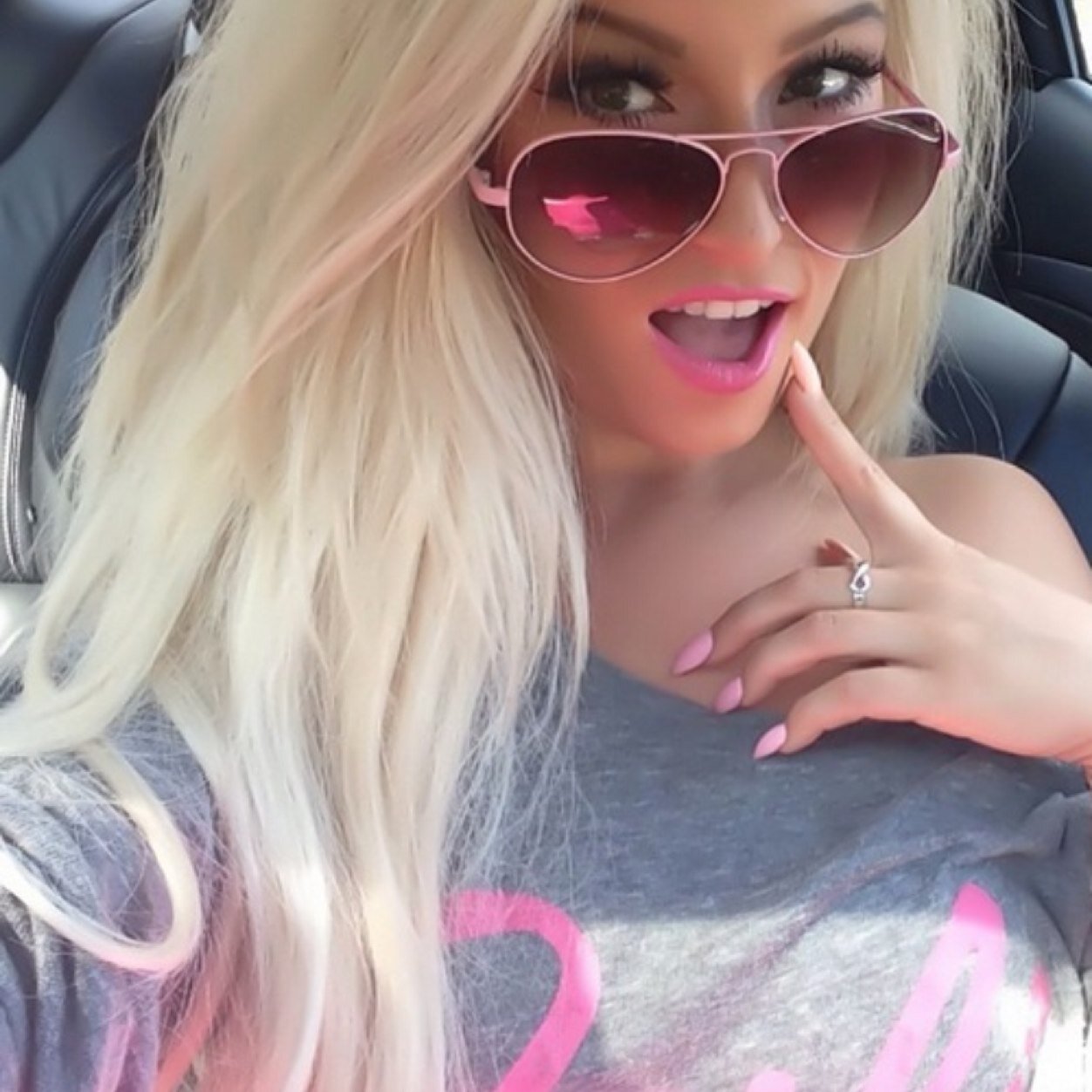 |18| Engaged| Blonde| Tattoos| Piercings| Future Cosmetologist| Message me! I follow back xo