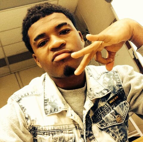 some niggas fall inlove with bitches some niggas fall inlove with money some niggas fall inlove with the action .