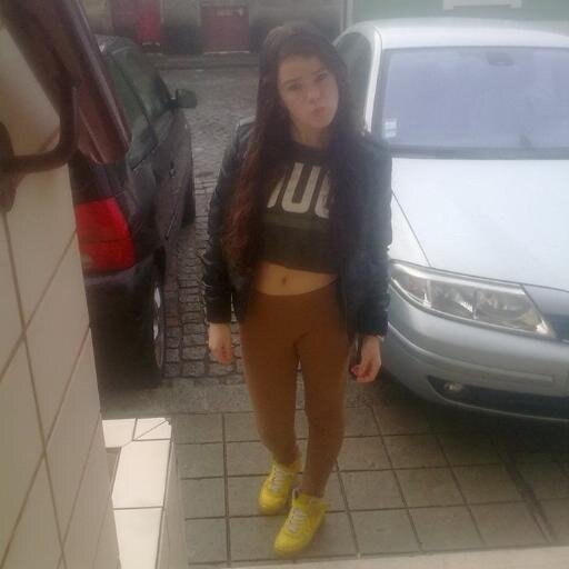 Sou dessas que não me consigo definir, me descrever e muito menos expressar o que estou a sentir,.. mas contudo,sou e amiga,simpática e ajudo qem me ajuda (: