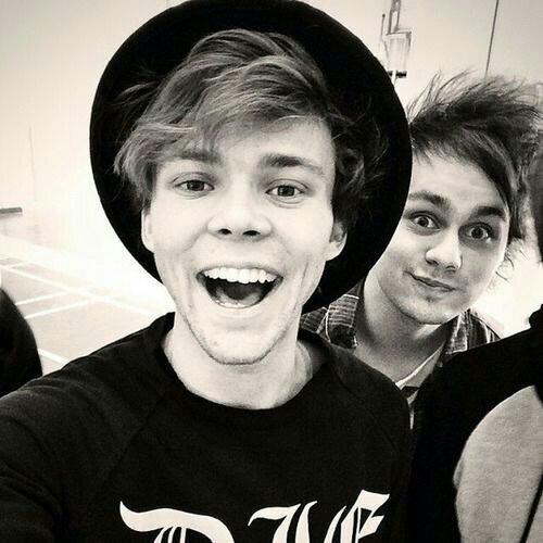 ♡LOVELY IDOLS ♡ || ONE DIRECTION | AGB | MRC | DDL | 5SOS | JANO | ILY.  @overloadmusic followed. 2/5 janos ♡