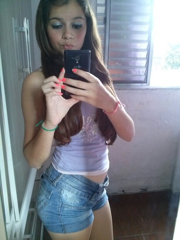 meu nome e gabrielly tenho 13 anos sou muitoo engraçada e lokkka mais uma coisa que todo mundo sabe que eu não sou perfeita mais sou feliz do jeito que eu so :)