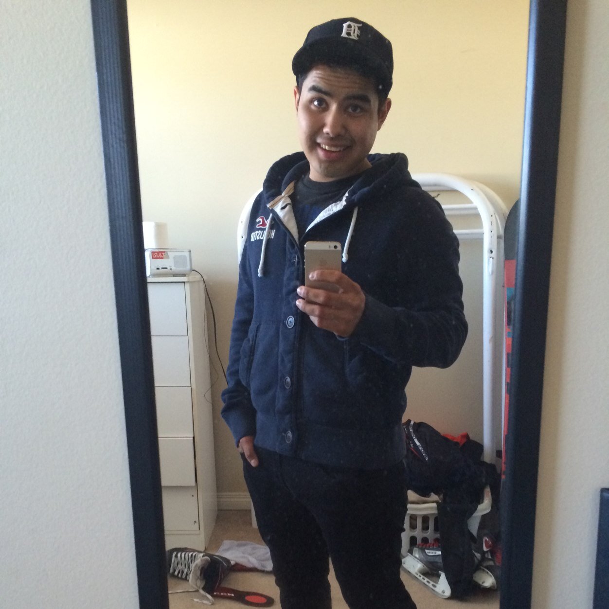 #yeg 
hockey player breaking ankles 
engineer student
follow me on:
snapchat- @giroux_s 
instagram- @skyler_giroux