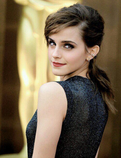 A simple girl obsessed with a british actress. Owner @Kalaiidoscope • Follow me for those @EmWatson's aficionados out there. Thankyou!