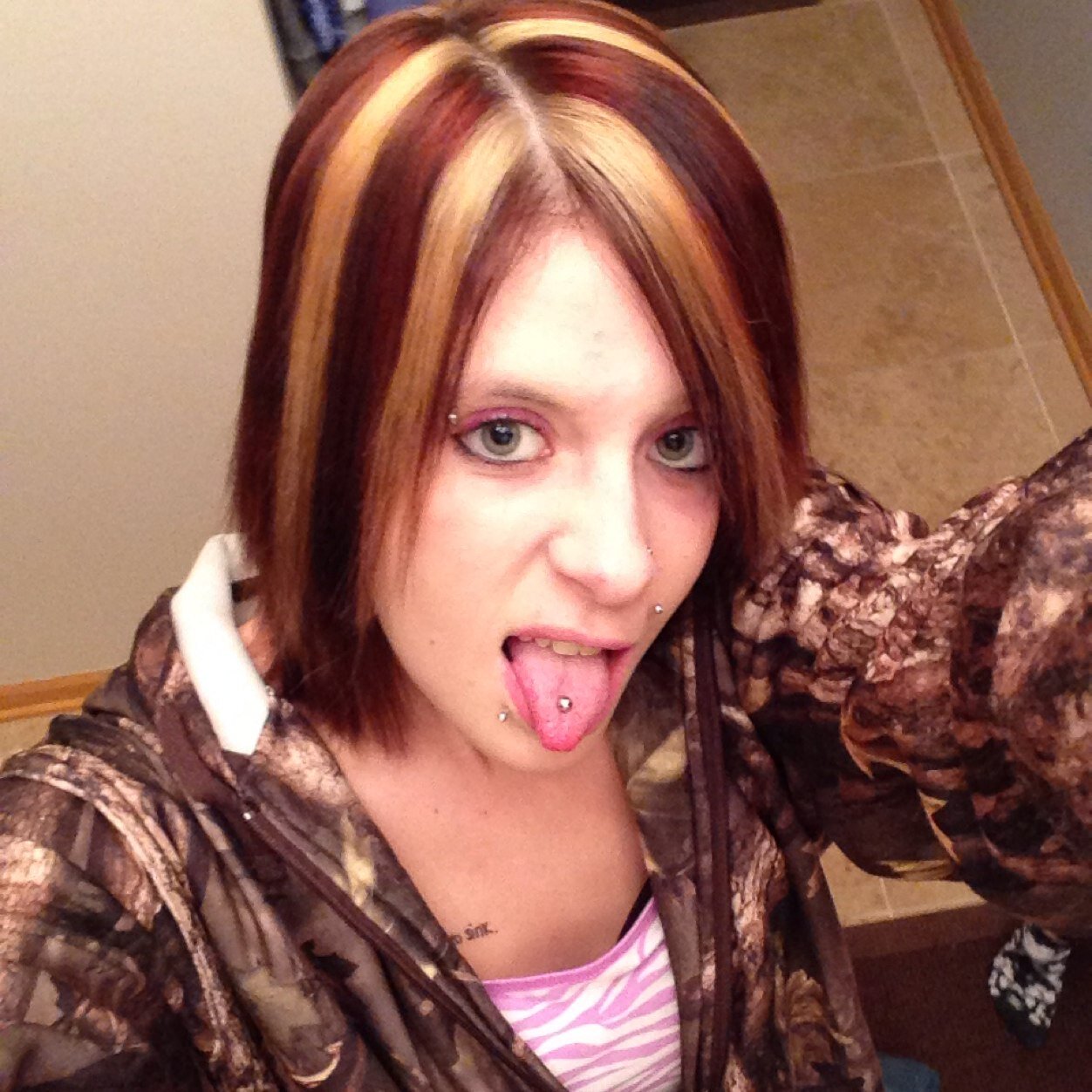 Hey I'm Samm. 20 years old. Love my country music an teen mom.