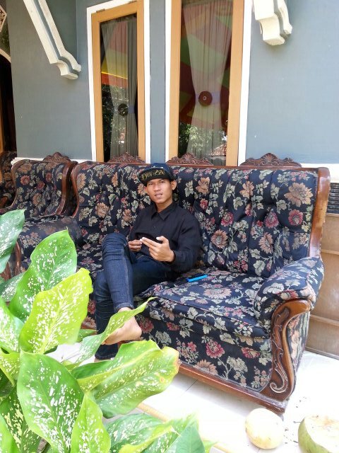 Meski terbebani banyak masalah , kita harus tetap tersenyum