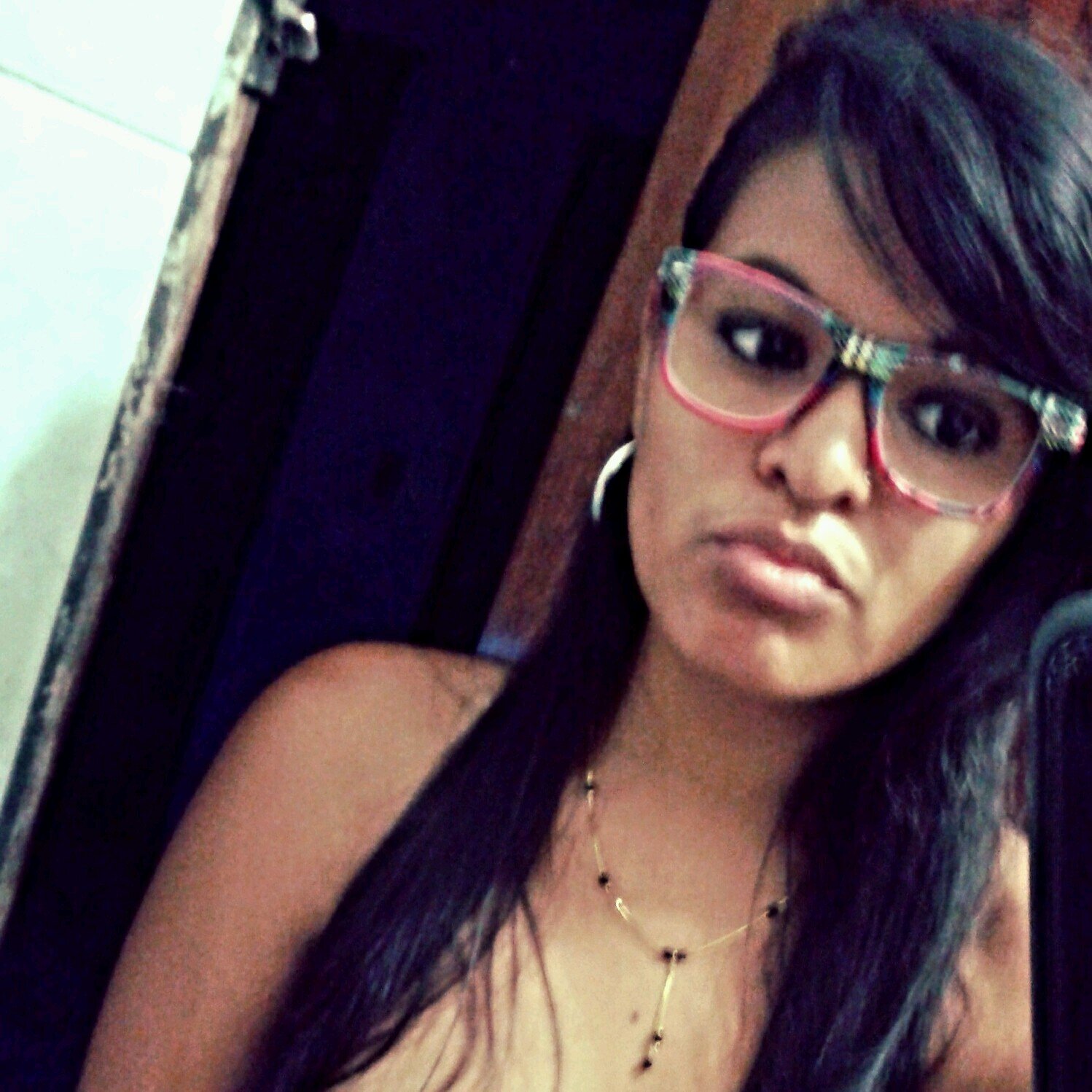 Sincera, Meiga, Sensível .Dificil, gente fina .Amo 3 coisas DEUS MÃE & Familia ;D   ... segue aê :) Satisfação o prazer vem só dps :)