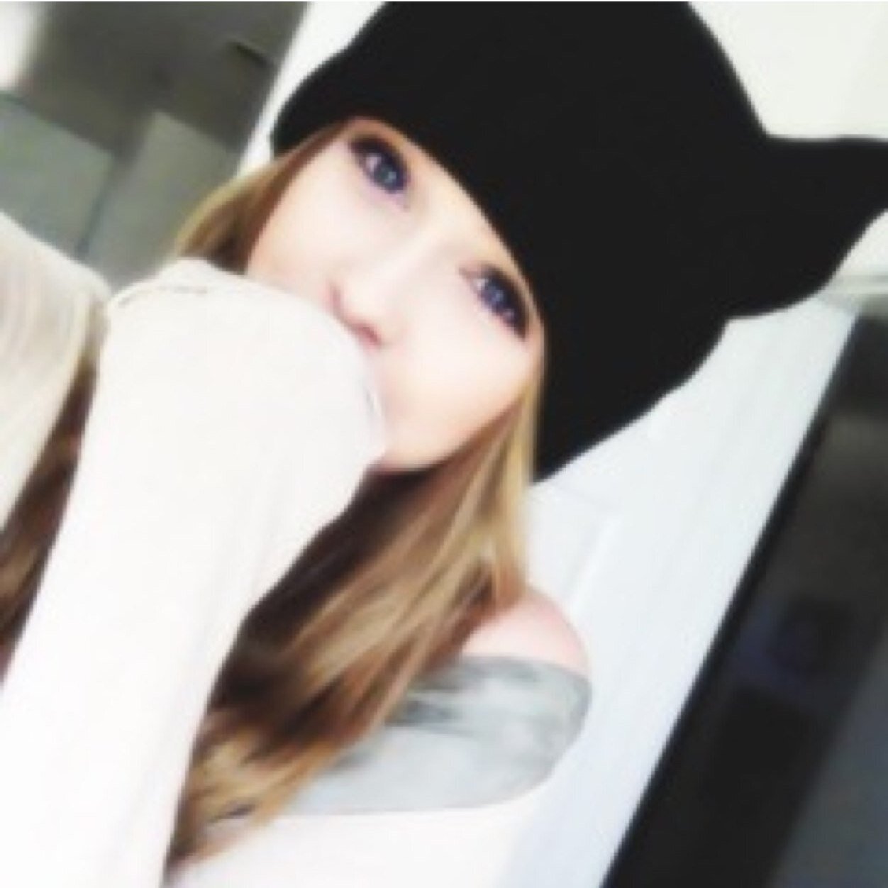 Acacia Brinley Clark | Human | Se hai qualcuno che ti ama forse ti salvi.