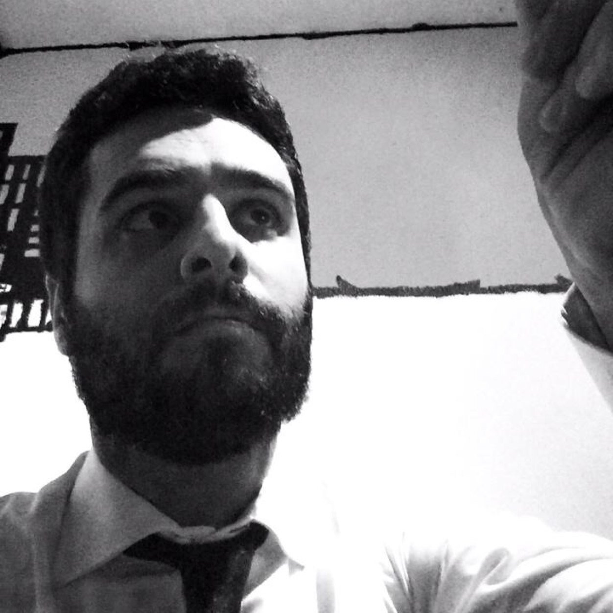 Me recreo deslizándome por los perfiles de tu trazo curvo.