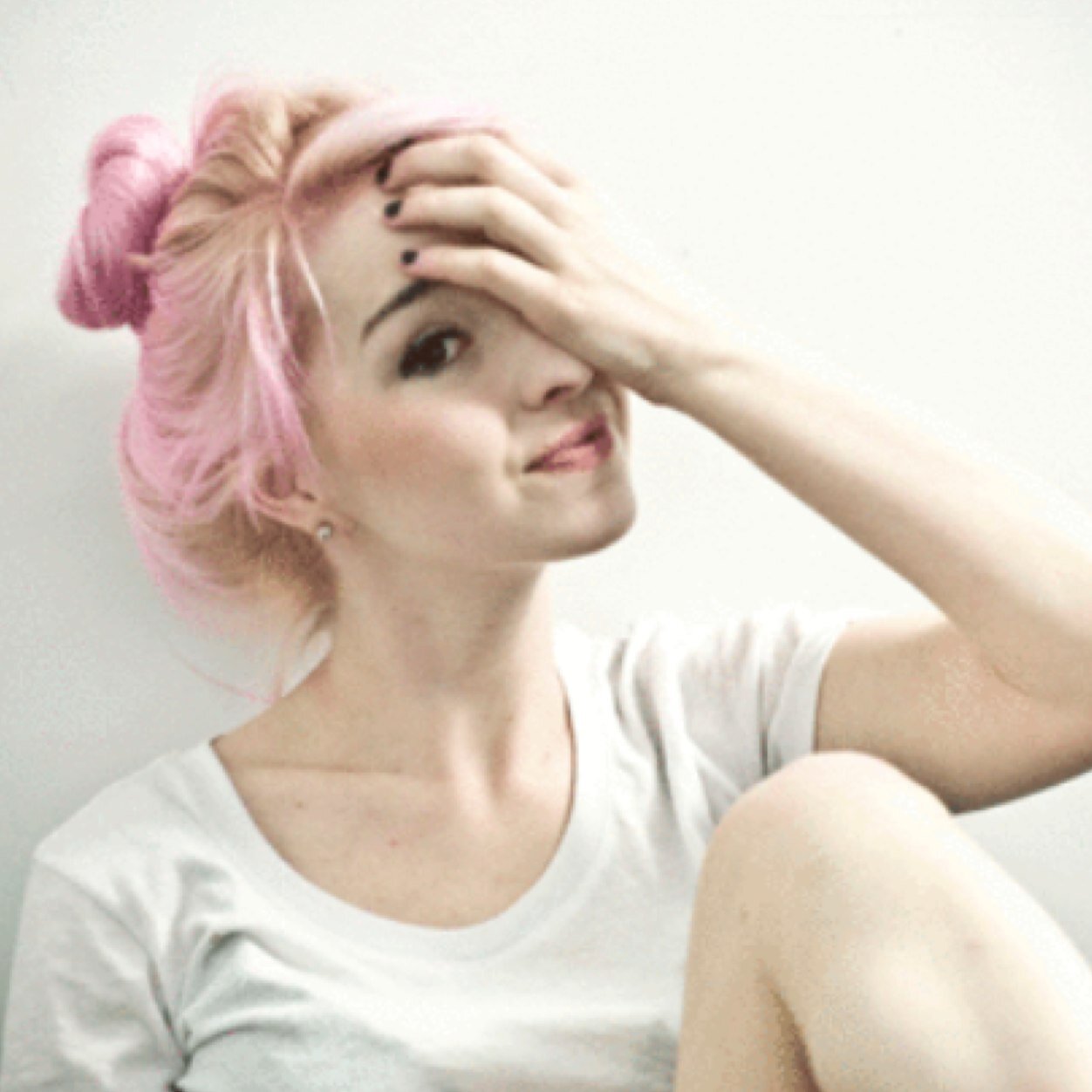 UnfixableAlice's profile picture. I can't see just who I am. Always seems to find me where I am, I can't erase what you've done to me…|RP|OC||bio in link