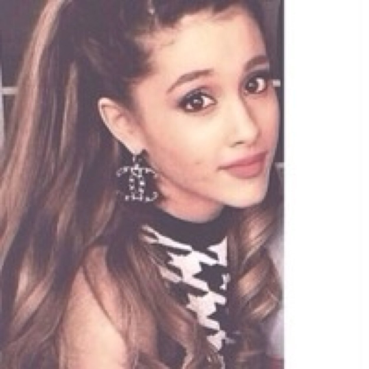 please follow @ihonordemetria ilysm and ur beautiful :)