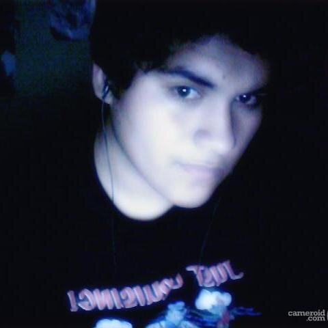 estudiando informatica ;o 
con ganas de pasarlo bien ;)
me encanta la musica 
tocando guitarra de apoco :/