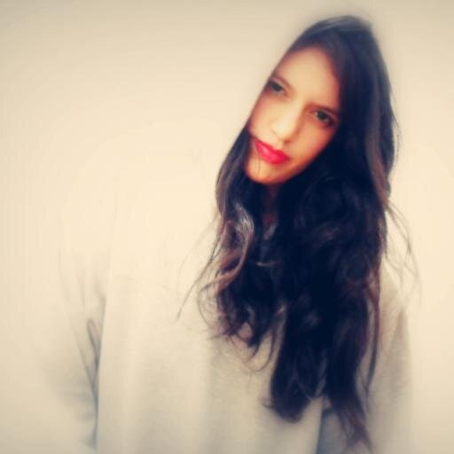 Soy esclava de mis palabras, fiel creyente de mi música y admiradora de los espíritus libres cantores.