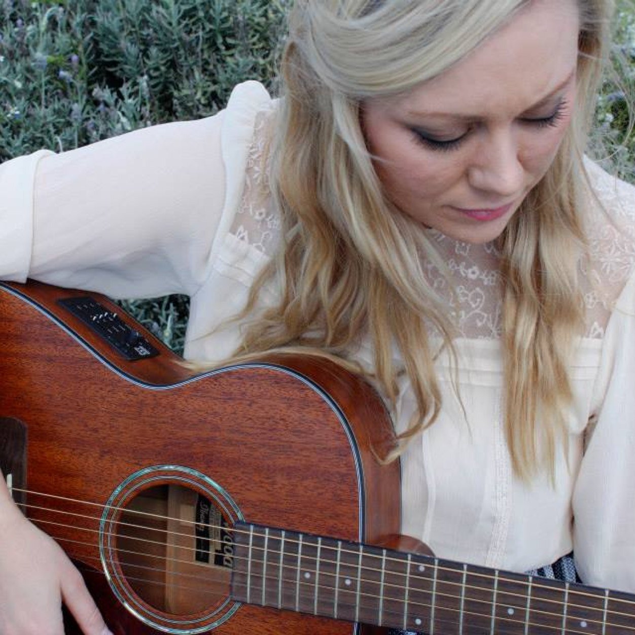aka Lyndal Murphy. Singer, songwriter, composer, musician, recording audio engineer. Music educator, music enthusiast. Completed a Master of Music Technology.