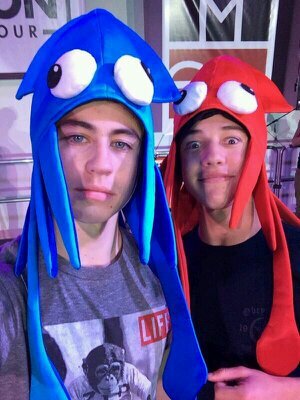 FOLLOW @maqconvines ILY