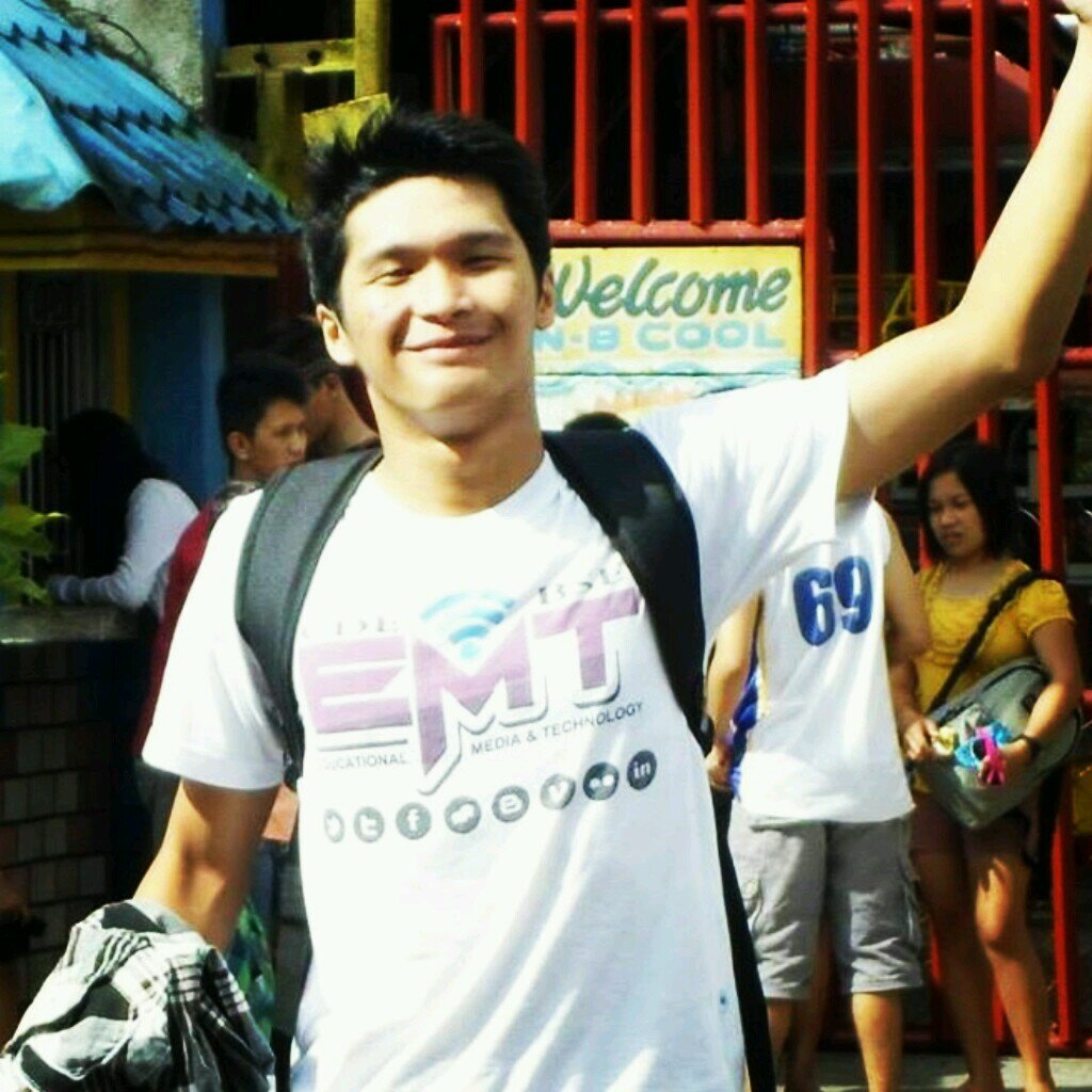 An educator, singer, guitarist, journalist, basketball player and an archer. AWESOME since 1993. :)