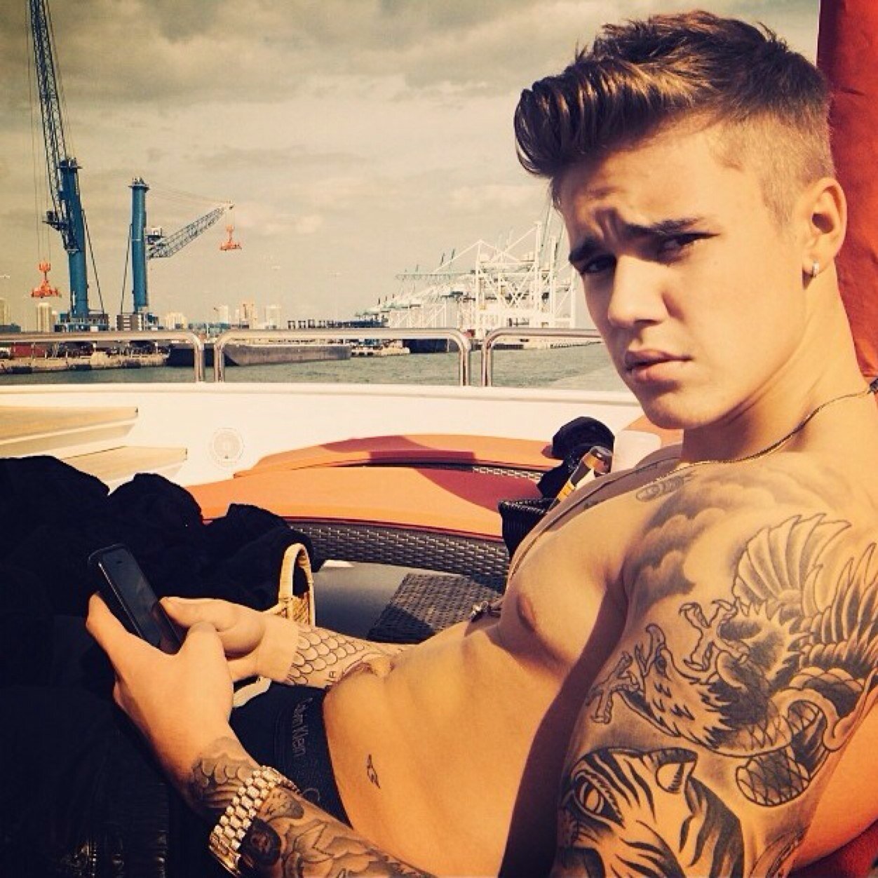 Free follow! Please follow @justiiindrewww (: