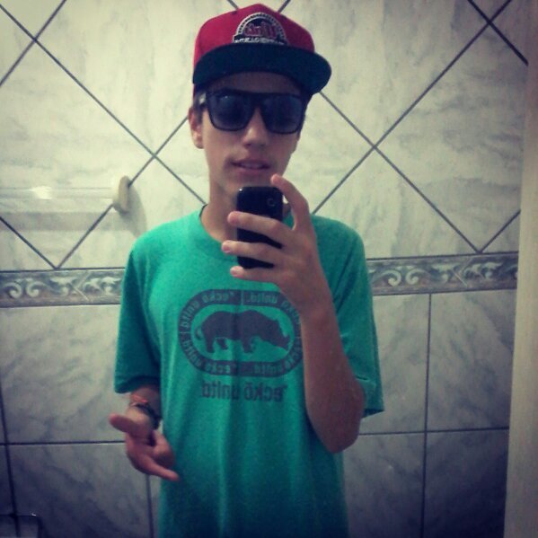 Para que revelar minha situaçao, se o vermelho dos meus olhos revelam o verde da maconha.