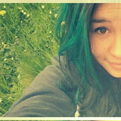 Quindicenne lunatica e ribelle(così dicono), regista dei migliori filmini mentali. Ah si, ho i capelli verdi-blu.