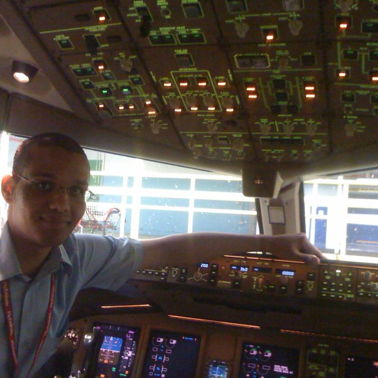 EASA , UK CAA Licensed Aircraft Engineer type rated Airbus &Boeing fleets A380/A330neo/A320/B777/B787/B737
مهندس طيران عضو في منظمة الطيران البريطاني والاوروبي