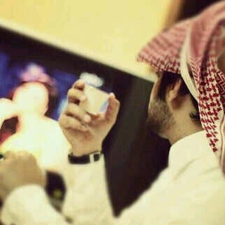 ملتوي عنّق المواصل بالعناد، مختنق كل الحكي وسط الورق