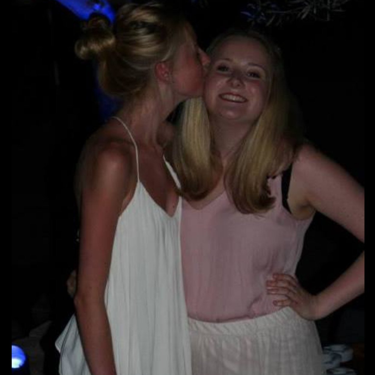 IonaLouise96's profile picture. 