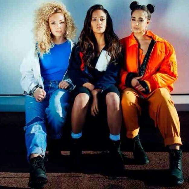 FIRST italian account of @MOMusic / @reemnadine @AnnieAshcroft & @FrankeeRose ♥0/4♥ @MOMusic tweeted me + fav (x3) / @FrankeeRose tweeted (x2)/ @KokeUSG tweeted