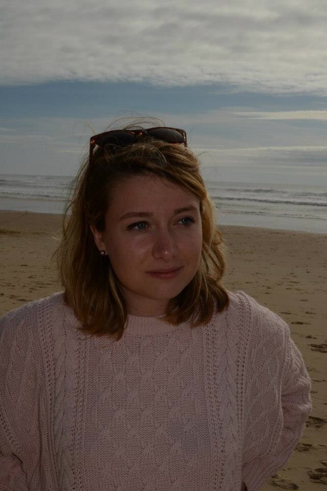 Étudiante en communication. Petite et blonde mais sympathique et pleine de vie !