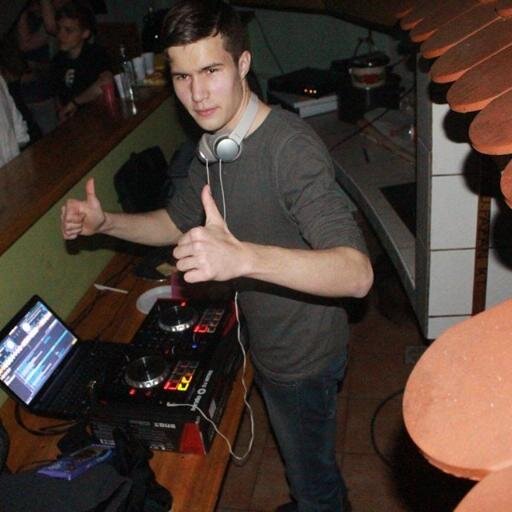 EDM DJ
business contacts : business.broots@gmail.com