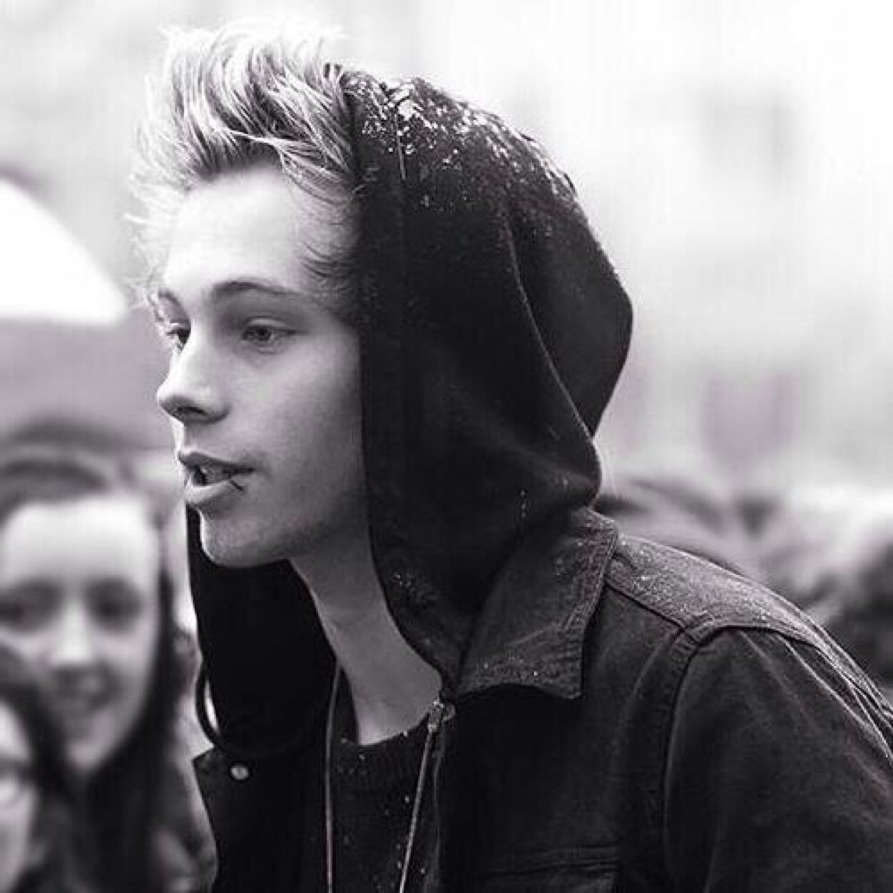 Hii babe you just got a free follow. Dont follow this @, follow me on @youirwin instead. :) ily and ty x