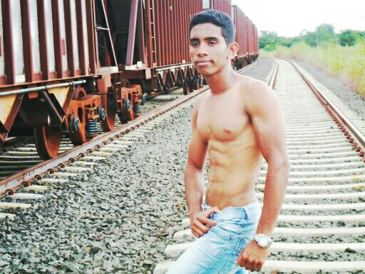 #Esse karinha ali de cima..O Prazer eh
 todo nosso (y.› 
Posso ser diferente de tds q vc
 jah Conheceu
Soh depende da sua capaciidade de
 me conhecer..