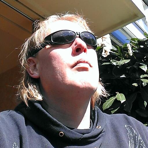 (veen)Drent, rocker, levensgenieter, ex-motorrijder en toekomstig trike-rijder, eeuwig hopeloos verliefd. Motto: Life's a bitch but I'm a bastard...