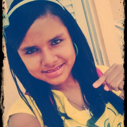 Elα é perfeitα, mαs tem inúmeros defeitos.
Elα fαlα αlto, gritα, dá gαrgαlhαdαs, mas se fαz de tímidα.
Elα é sαntα, mαs sabe provocαr ★