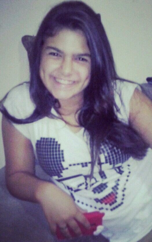 Vivendo e aprendendo, caindo e levantado..Temendo e enfrentando. Enfim... Vivendo feliz! Beijooos para todos! :))