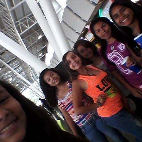 Soy belieber,no me gusta la gente hipocrita,y bueno sigueme y te sigo *-*