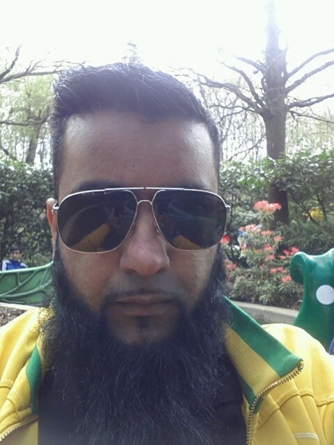 Muslim|Husband|Son|Dad|StreetDawah|Charity worker|Business Owner|Man Utd Fan......That's me