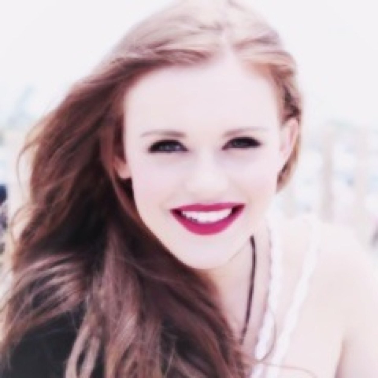 Follow @DobrevaRoden & help me reach my goal | ask her for a follow back 3