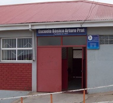 Escuela Básica Arturo Prat. Calle El Vergel N° 203, Cerro La Cruz